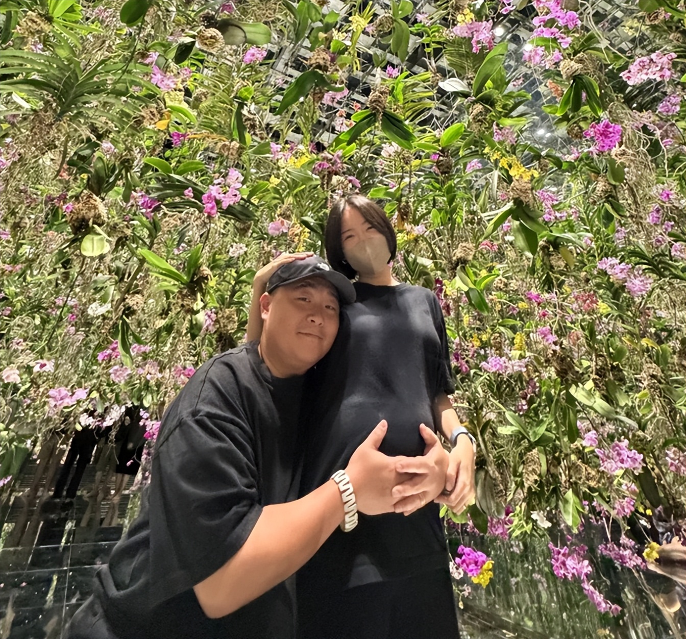 34岁郝劭文要当爸了，大陆妻子宣布怀二胎，肚大如箩高调秀恩爱