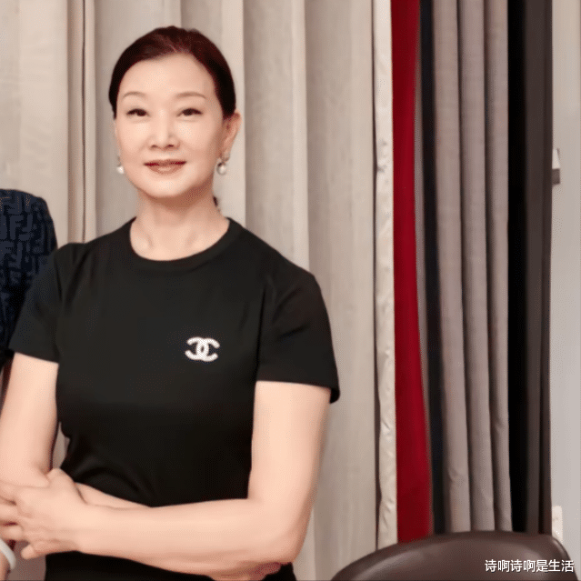 隐退11年,一张照片暴露宋祖英“真实处境”:再不回去我就没家了