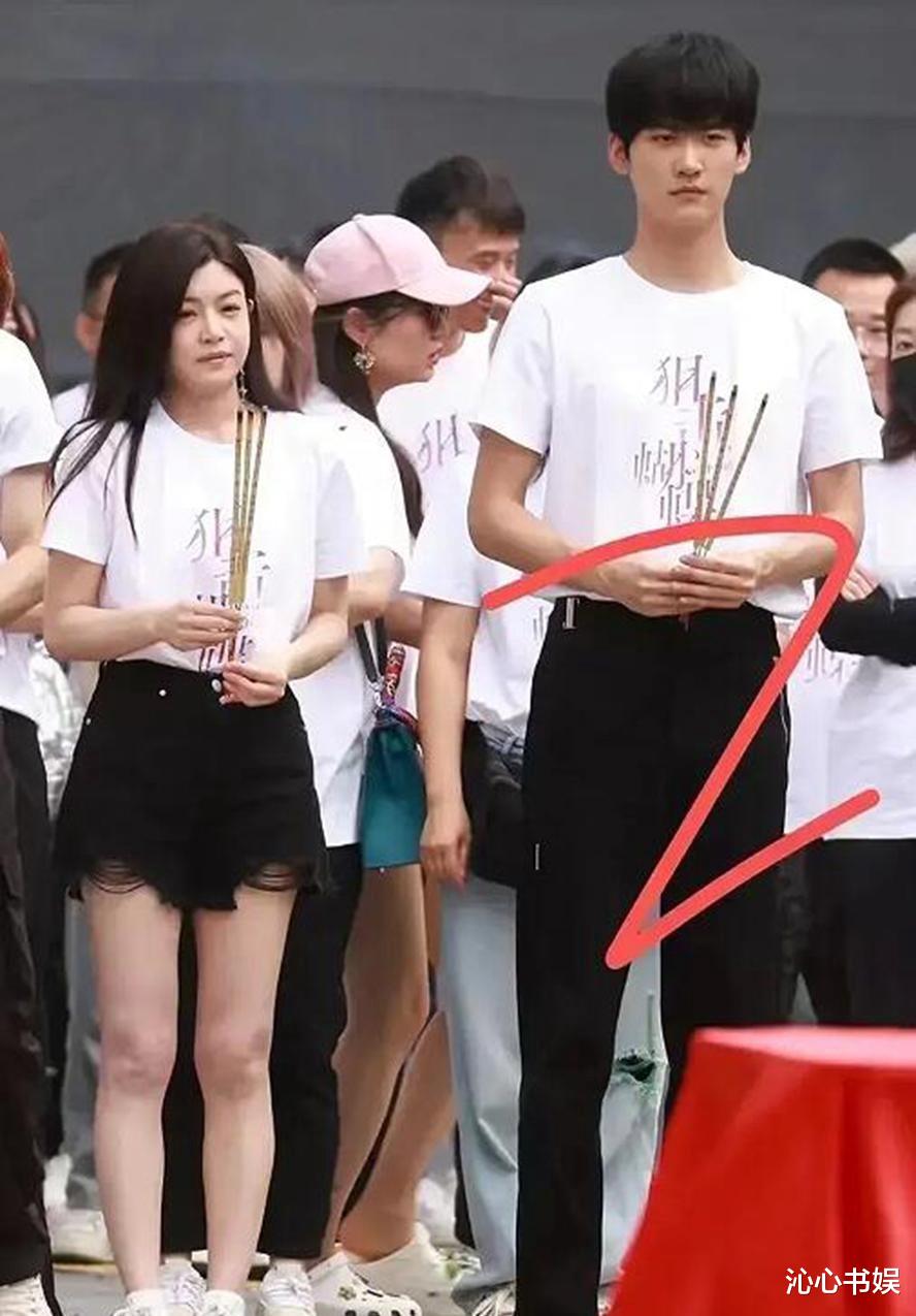 陈妍希露面了,状态憔悴婚戒已摘!