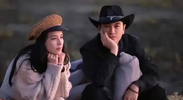 黄圣依在春晚大杀四方，杨子在直播间哭着唱情歌：她不按剧本来