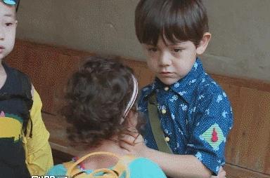 看了刘烨14岁儿子近照,才明白混血儿的心酸,周华健比儿子还年轻