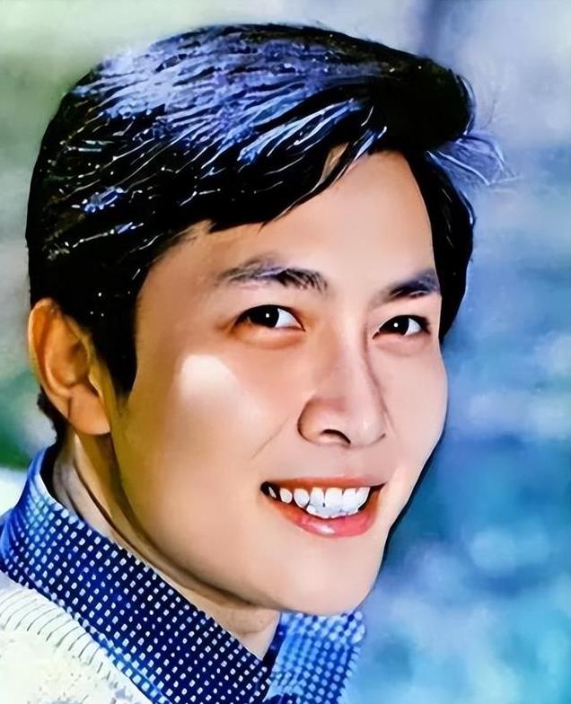 72岁唐国强近照,嘴巴紧闭脸部发黑,老到认不出,走路小心翼翼