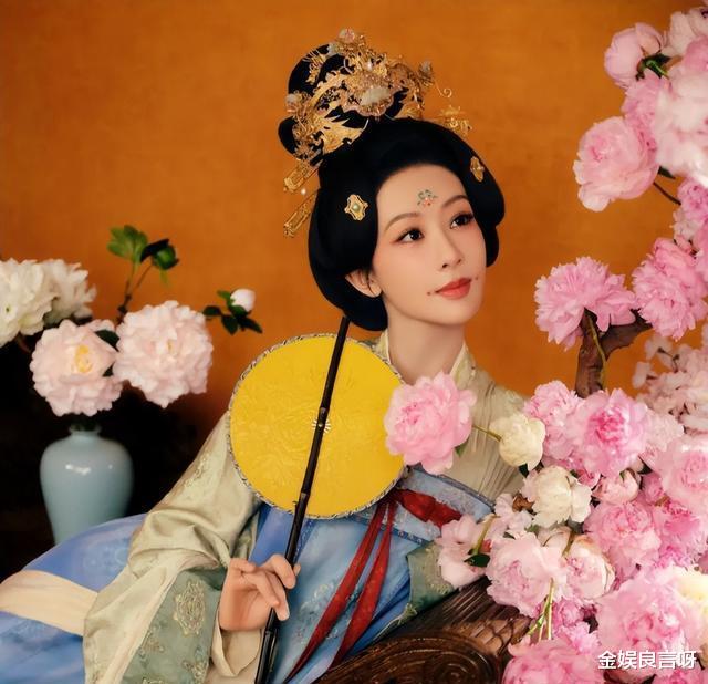 北京这一夜，佟丽娅排面很大，杨紫美翻了，谁和金靖站一起都尴尬