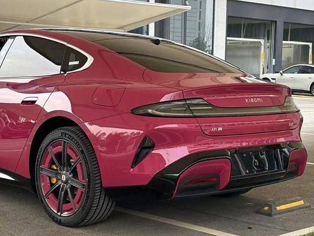 小米SU7璀璨洋红实车惊艳亮相 专属轮圈设计吸睛十足