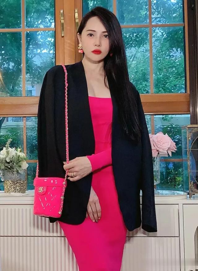 伊能静晒高奢包,12个粉色香奈儿阔气十足,爱马仕留给女儿小米粒