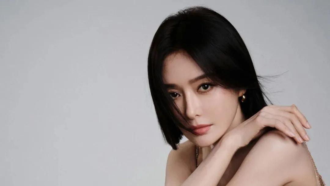 45岁秦岚这次又赢了，状态也太强了吧？黄金女神范儿稳稳拿捏！