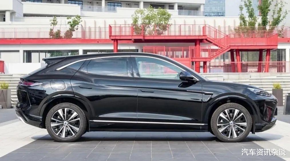 比亚迪被低估的SUV，800V快充+云辇A，530马力破百3.9秒，真可惜