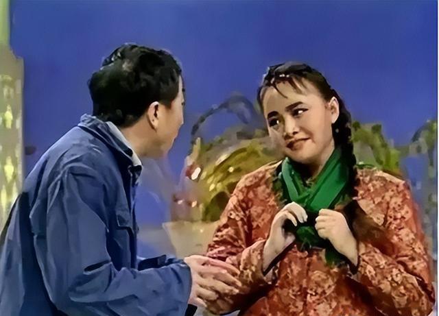 她曾经红过蔡明,却在拍戏时爱上导演,被抛弃后对方拒认亲生儿子