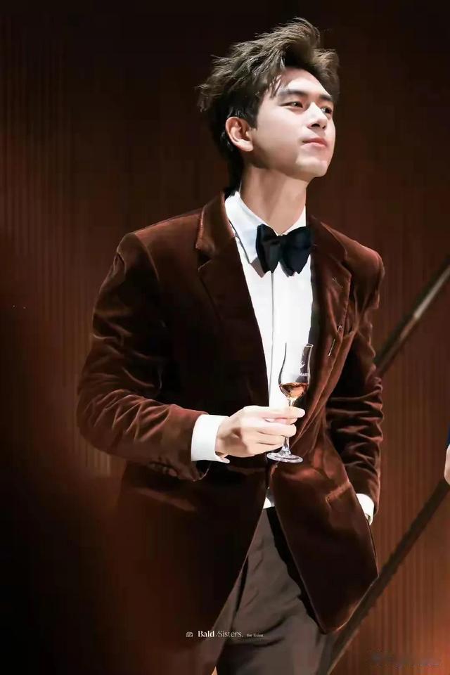 跨年晚会一夜，最帅男艺人洗牌，酷盖登顶，于适第9嘉伦第8李现6