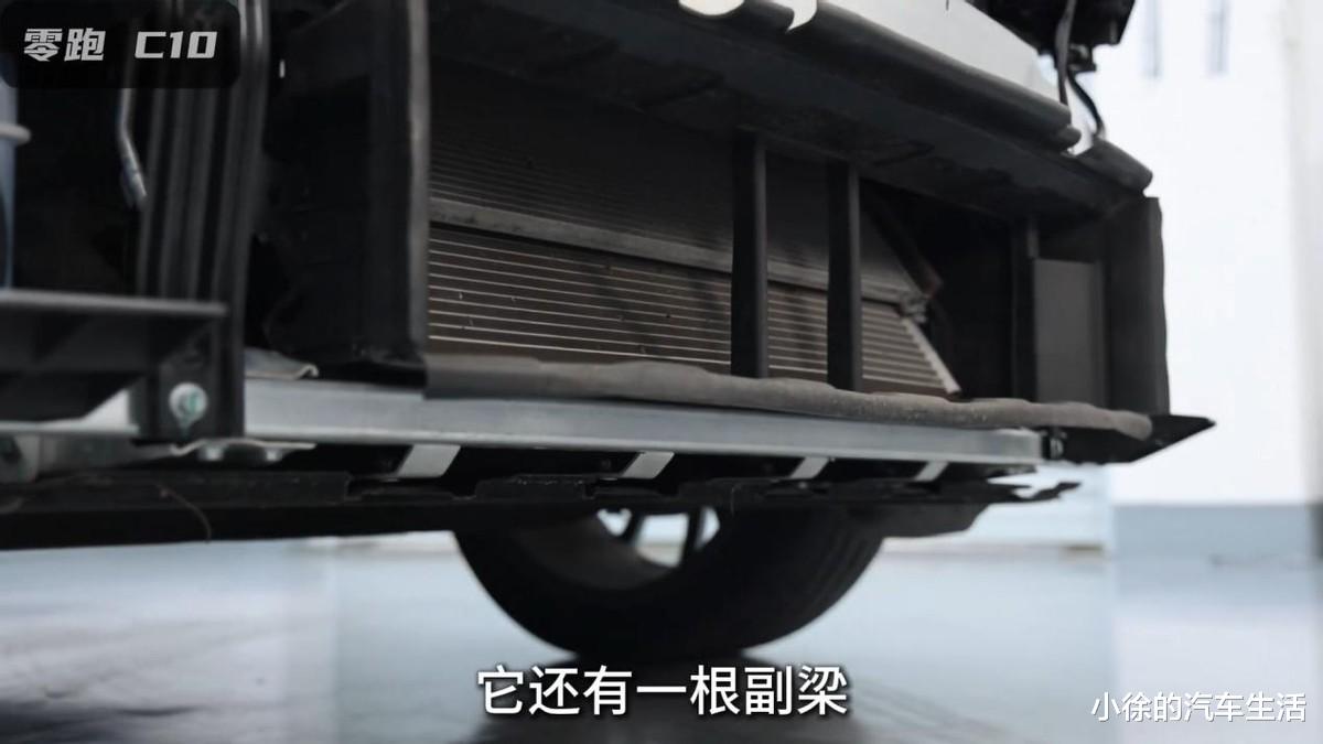 零跑C10和深蓝S05拆车对比：别说自己硬，用料见真心
