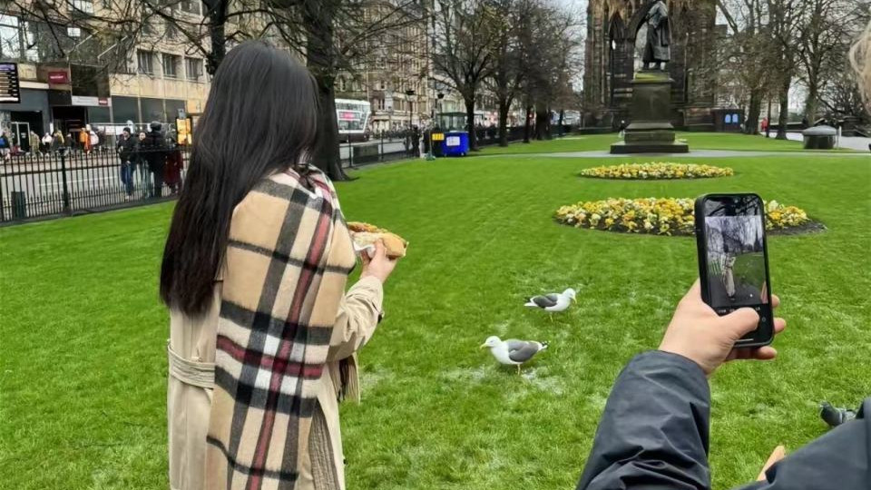 王岳伦去英国看女儿，李湘晒照，三人相处很和谐