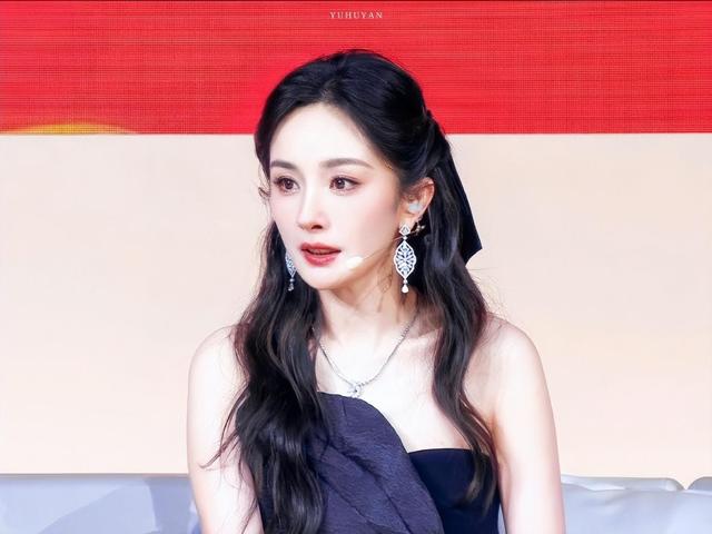 明星蜡像被玩坏:鹿晗嘴被亲掉皮,孙俪被占便宜,杨幂认不出来