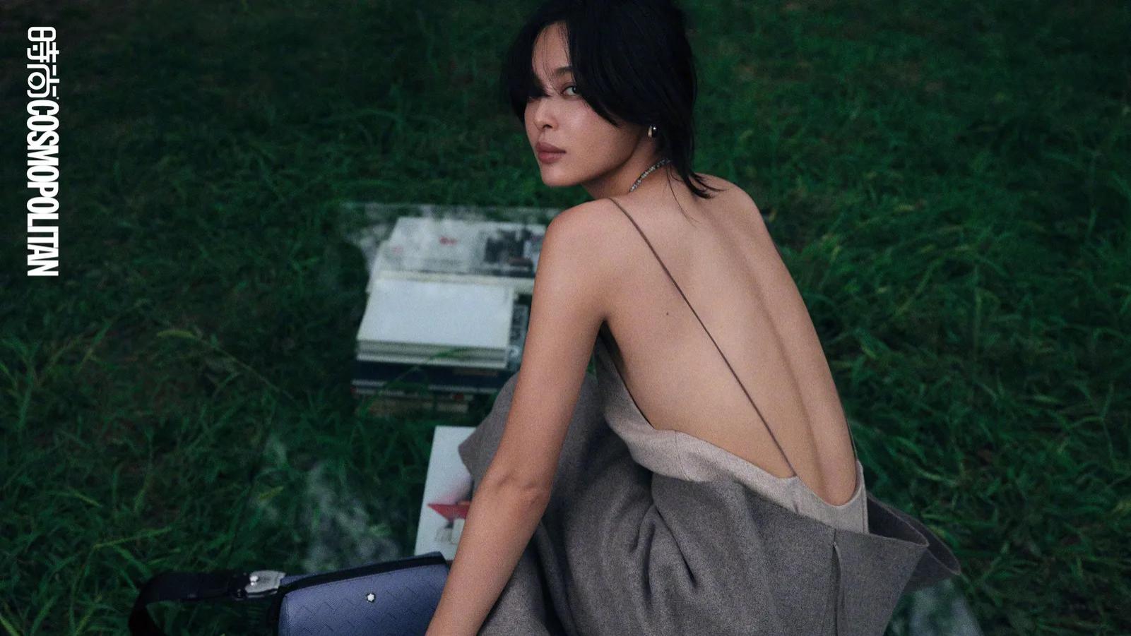 辛芷蕾拍时尚大片真是另类，穿着深V大露背，在野外又是躺又是坐
