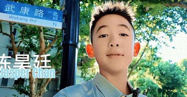 陈小春11岁儿子jasper读初中改大名，原名笔画难写，新名字显普通