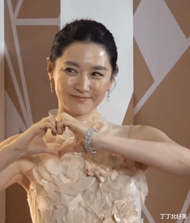 53岁李英爱同框42岁范冰冰！一个自然老真优雅，一个塑料脸好减龄