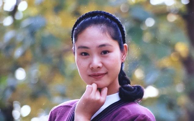 57岁于文华现状,住在农村自建房,裙子拖地喂土狗,曾遭前夫背叛