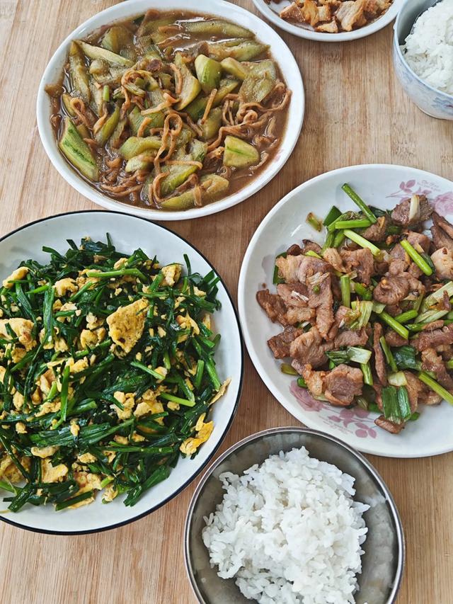 小县城四口之家晚饭，四个菜不到20块钱，有荤有素，网友：真贤惠