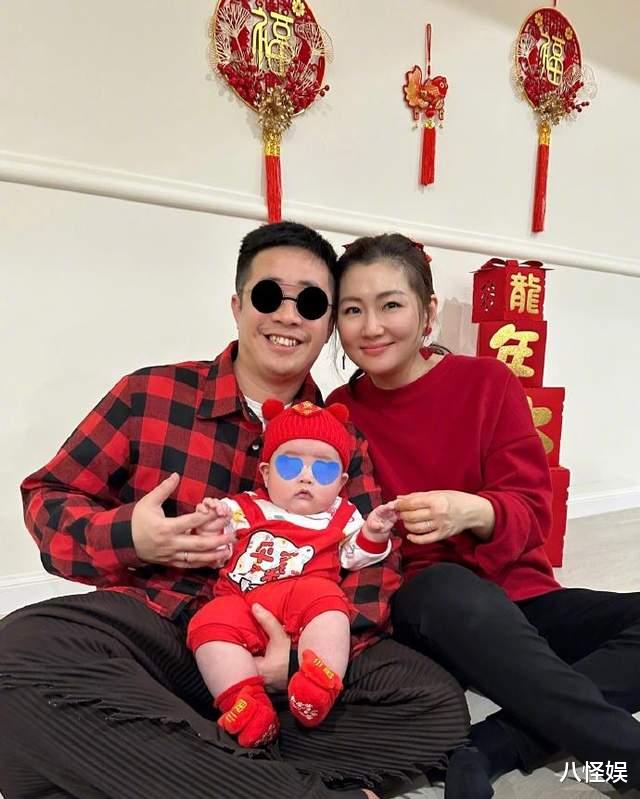 任家萱和父母带儿子游玩,73岁任爸高举二十多斤小外孙,满满宠溺