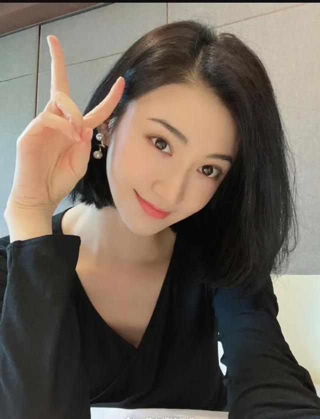 景甜晒短发自拍皮肤白嫩状态佳 穿黑色紧身小V领秀天鹅颈 ?