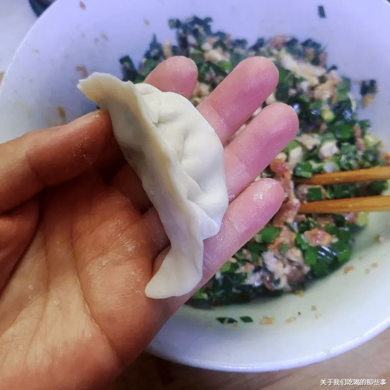 煮饺子时：盖盖煮还是不盖盖煮？区别老大了，难怪饺子老破皮