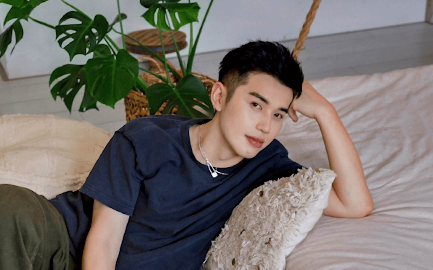 付鹏近照曝光,与男性友人亲密合照,生活惬意引关注