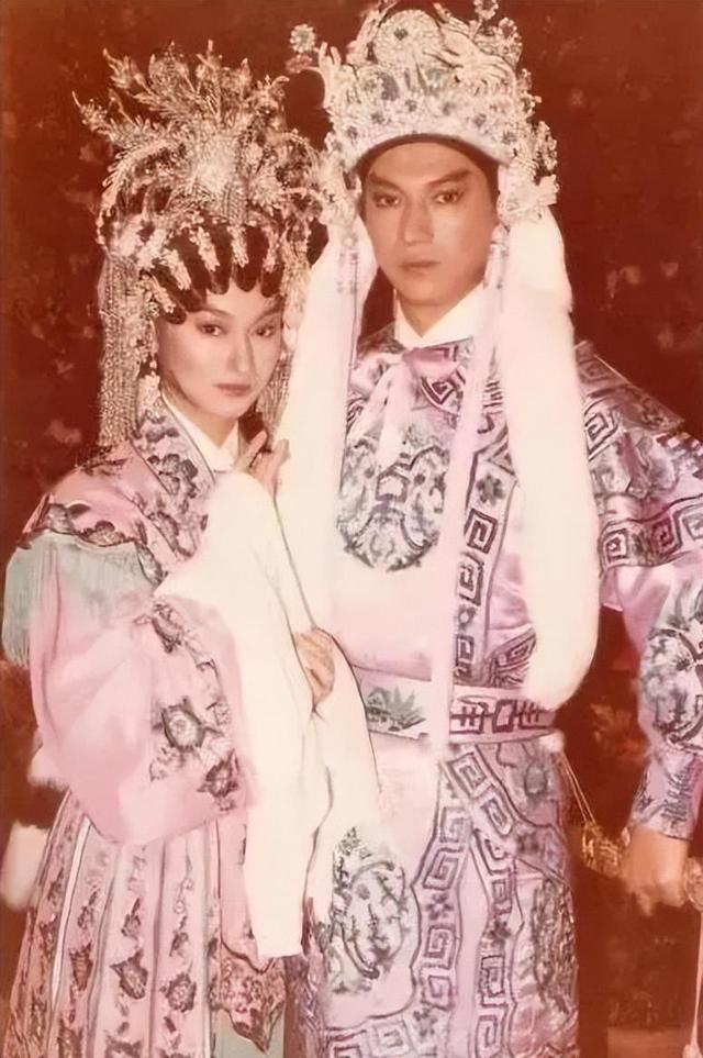 乞讨10年,四度封后,苦等初恋48年,一生未婚,64岁的她依旧美艳