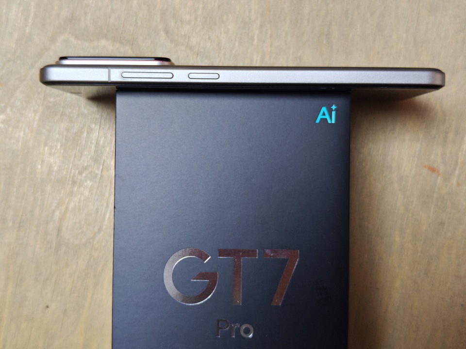 三攝+小立邊+等深微曲屏，真機(jī)比照片更有質(zhì)感 真我GT7 Pro外觀亮相