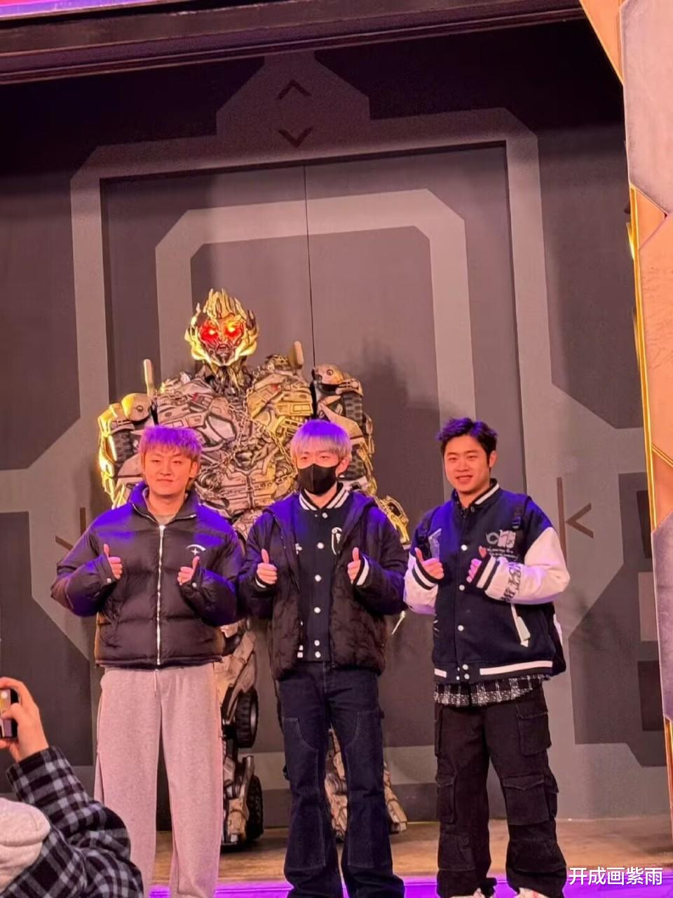 网传:王楚钦与神秘女生环球影城甜蜜互动,恋情疑似曝光!