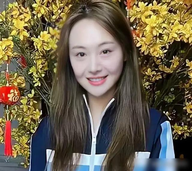 郑爽小号彻底曝光，晒近照假鼻子抢镜，开车出行笑容满面