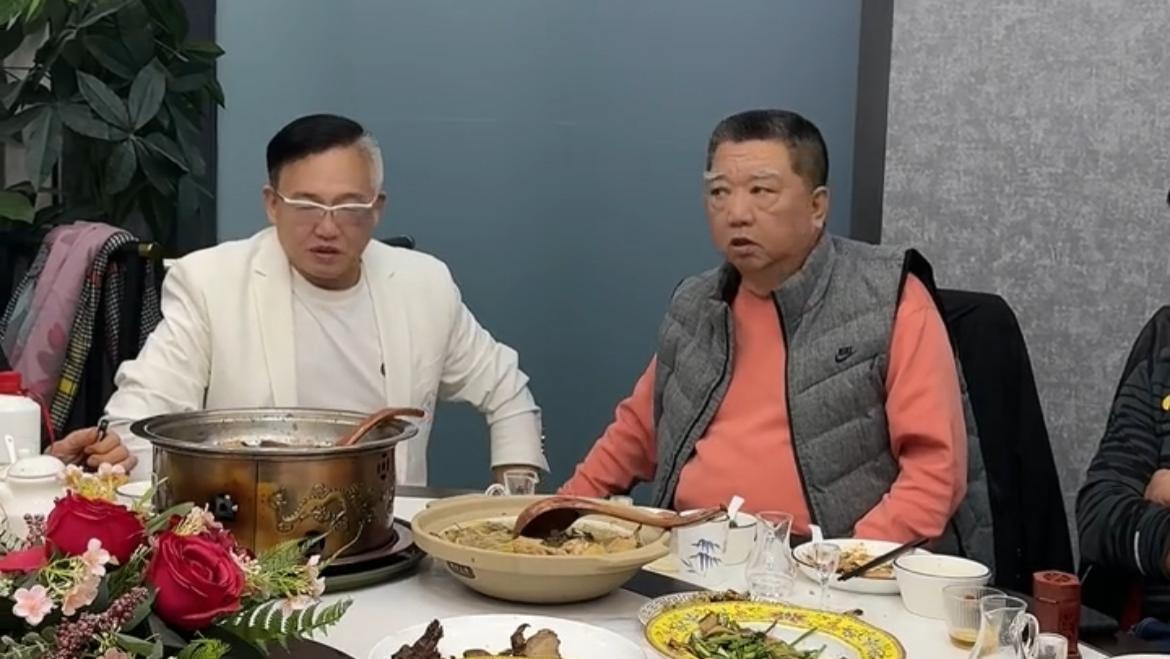 京圈大聚会！孟凡贵强大朋友圈曝光，瞎宝庆敬酒，王忠义满脸堆笑