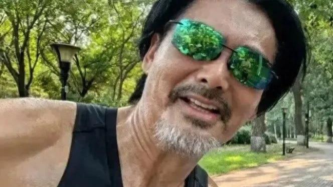 67岁万梓良商演落魄模样，着地摊装戴疑似假珠宝，与周润发成强烈反差