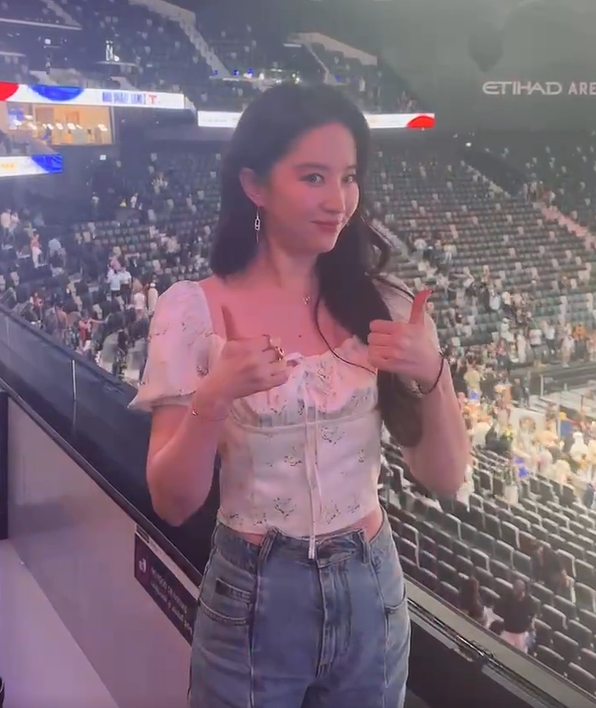 刘亦菲NBA赛场低调现身，仙女气质依旧闪耀