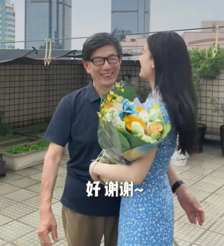 黄圣依回娘家探望父亲!父女同框长相相似,家住徐家汇顶楼风景好