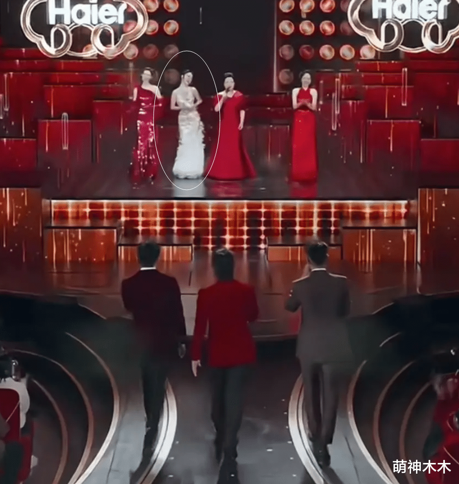 上春山2.0来了！薛凯琪春晚独穿白色被批抢镜，扭胯卖力妩媚过头