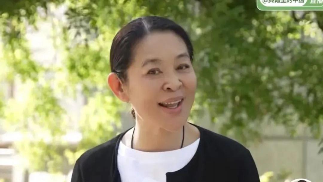 倪萍鼻孔外翻严重，贼像牛魔王，被质疑拉皮让鼻子变形，不太对劲