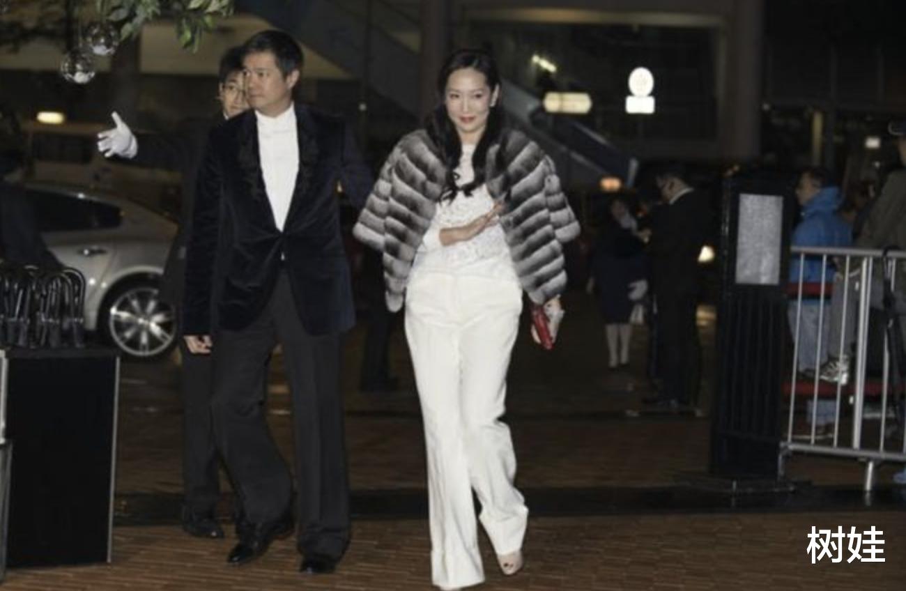 老戏骨胡枫庆祝93岁生日,52岁吴美珩低调现身,长发披肩气质脱俗