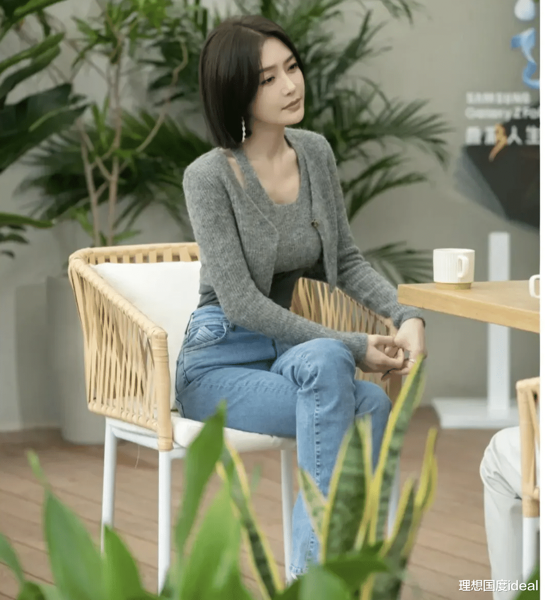 45岁秦岚颜值回春，穿灰色挂脖衫搭牛仔裤时髦洋气，展现迷人身形！