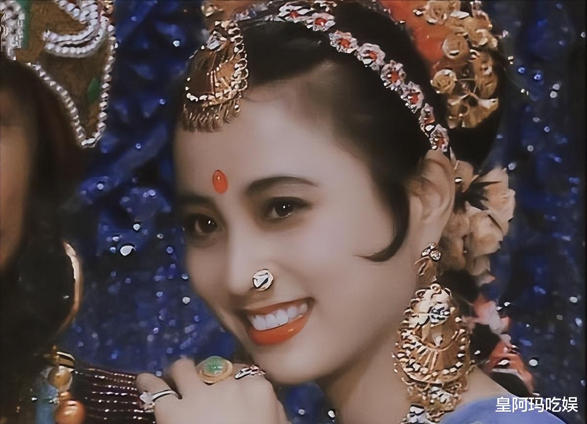 李玲玉在阳台喝茶,穿居家服也不化妆,61岁身材一点都不干瘪