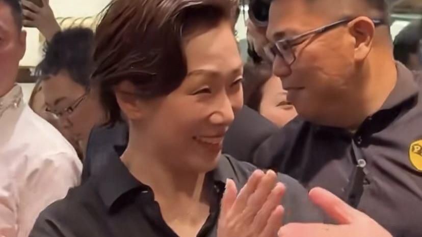 58岁林忆莲罕见露面，打扮时髦气质优雅，笑起来眼睛像弯弯的月牙