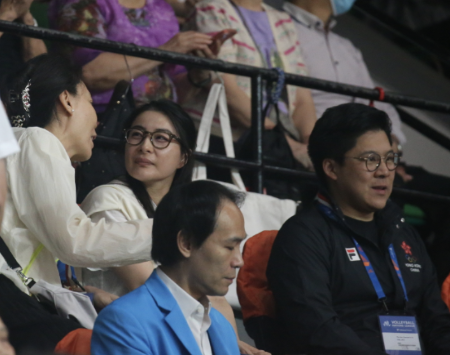 霍启刚高调秀恩爱,甜搂妻子庆祝女排获胜,郭晶晶42岁反而更漂亮了