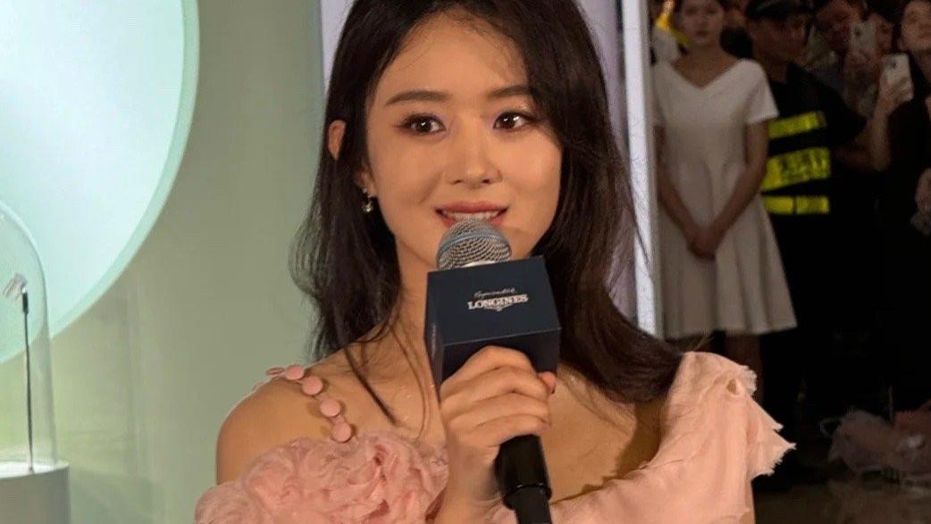 看了36岁赵丽颖和35岁杨颖的近照，才明白事业对女明星有多重要