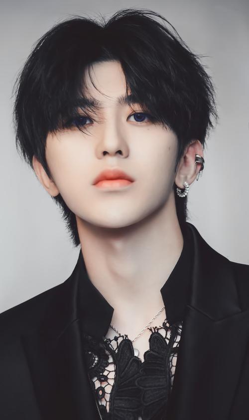 摆烂了?蔡徐坤近照曝光,胡子拉碴认不出,但身上肌肉增加了不少