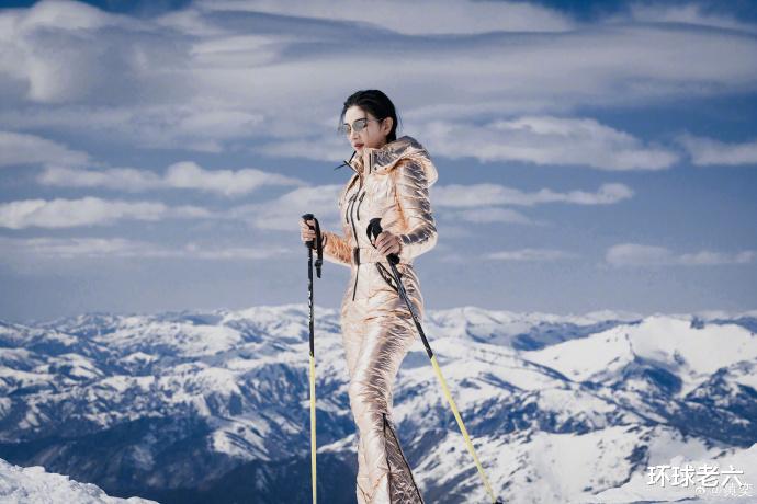 黄奕在雪山穿吊带拍照 墨镜配红唇酷飒又性感