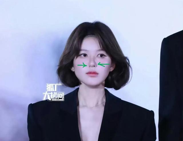 当37岁赵丽颖和26岁赵露思同框,医美脸对比下,才知自然老有多美