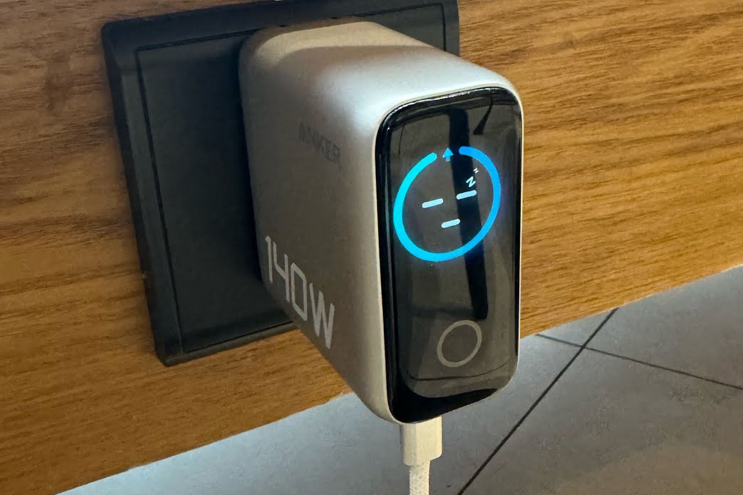 安克推出首款带屏幕的140W充电器