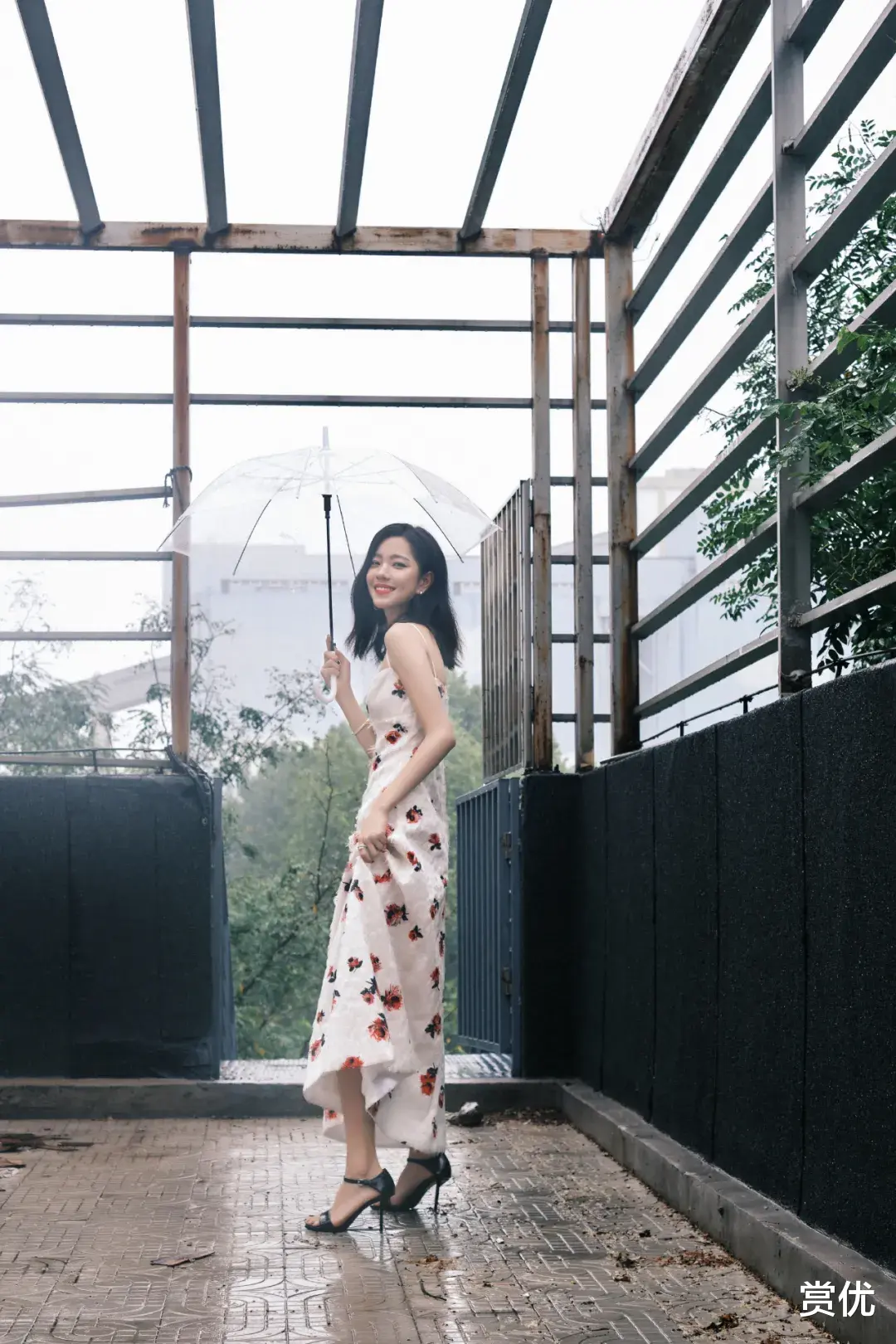 庄达菲迷人气质 长腿美足