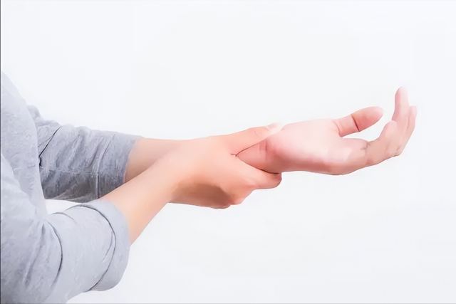 医生告诫：手臂若有这2征兆，或许心梗已经找上门，一定尽快就医