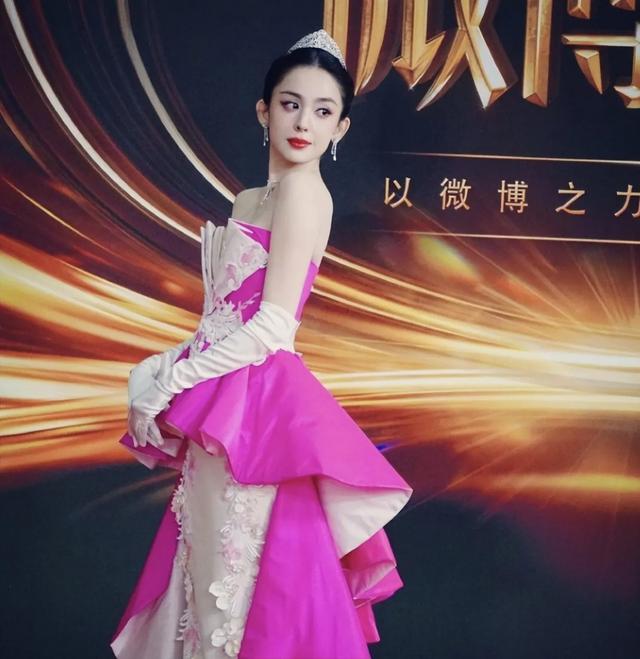 微博之夜谁的礼服最美丽,明星进场时谁是漂亮组,谁是气场组呢