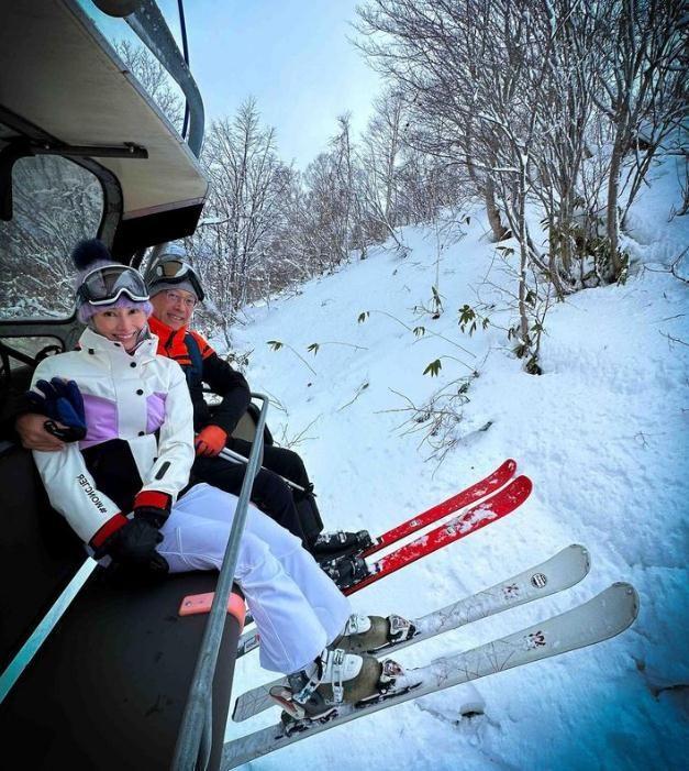 53岁李嘉欣和61岁许晋亨在香港过年,夫妻穿着时尚又显贵气