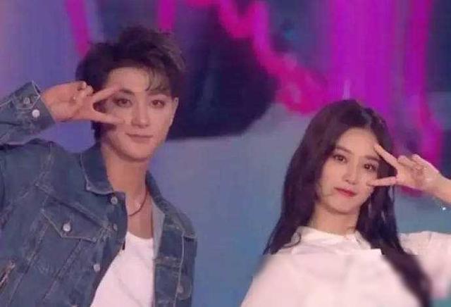 网友曝黄子韬直播后带徐艺洋逛街吃饭,全程没带助理